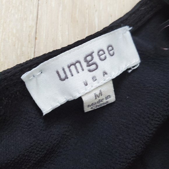Umgee Keyhole Top with rouched 3/4 sleeves - Picture 4 of 8